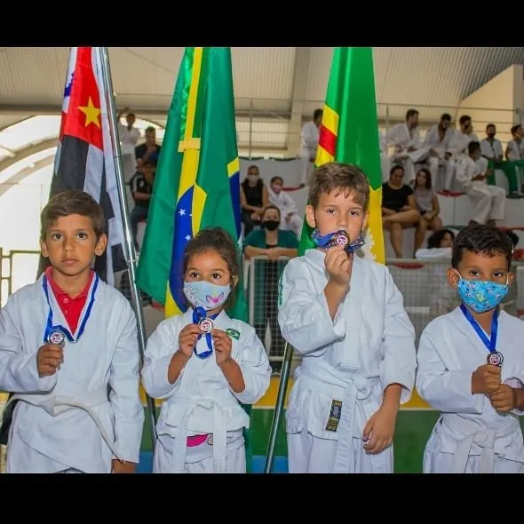 Crianças com medalhas