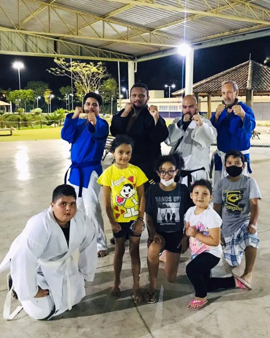 Turma de projeto social em praça pública