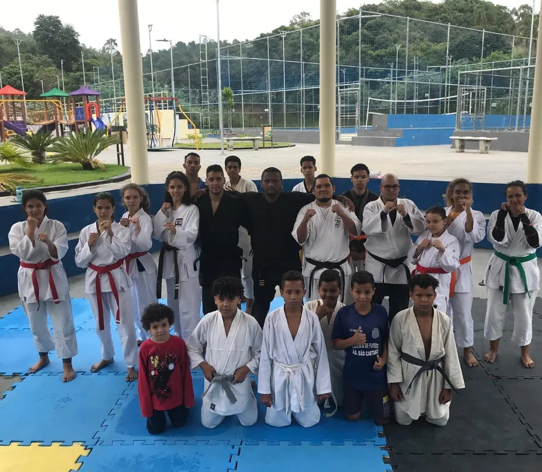 Turma de crianças na quadra